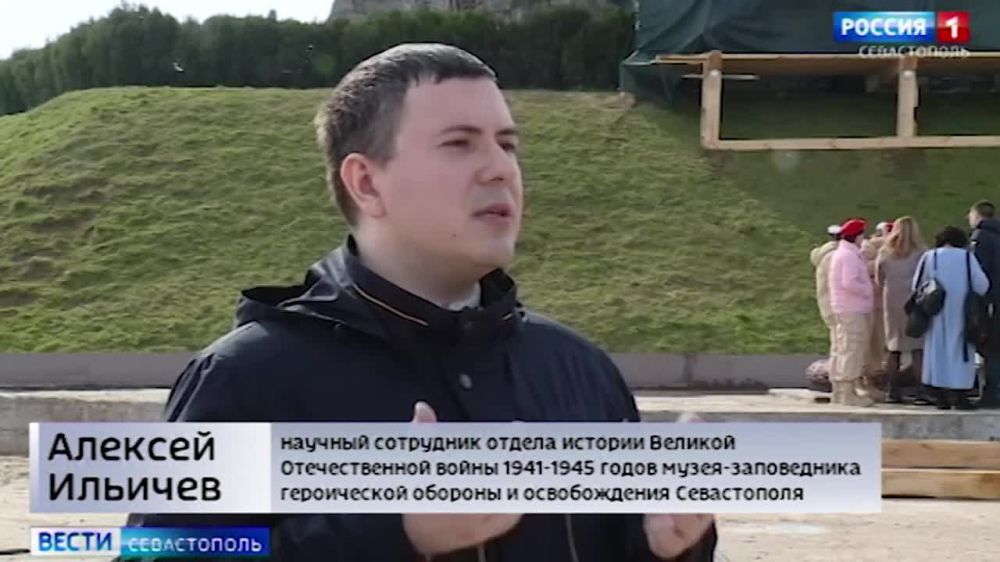 Вечный огонь с подножия памятника «Солдату и Матросу» сегодня был ...