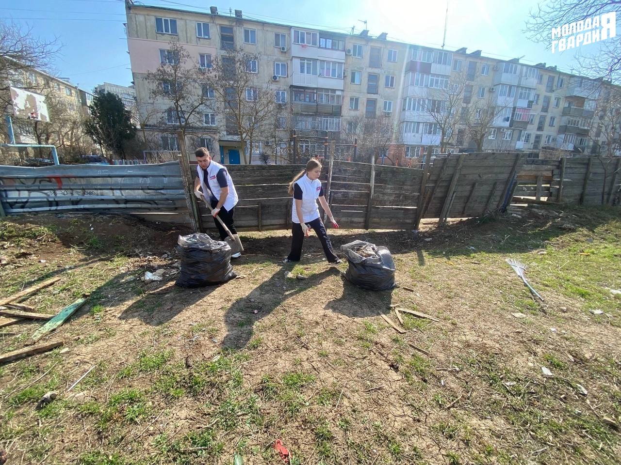 Активисты «Молодой Гвардии» города Евпатория провели субботник на  территории бывшего многоквартирного дома в рамках проекта «Чистый Крым» -  Лента новостей Крыма