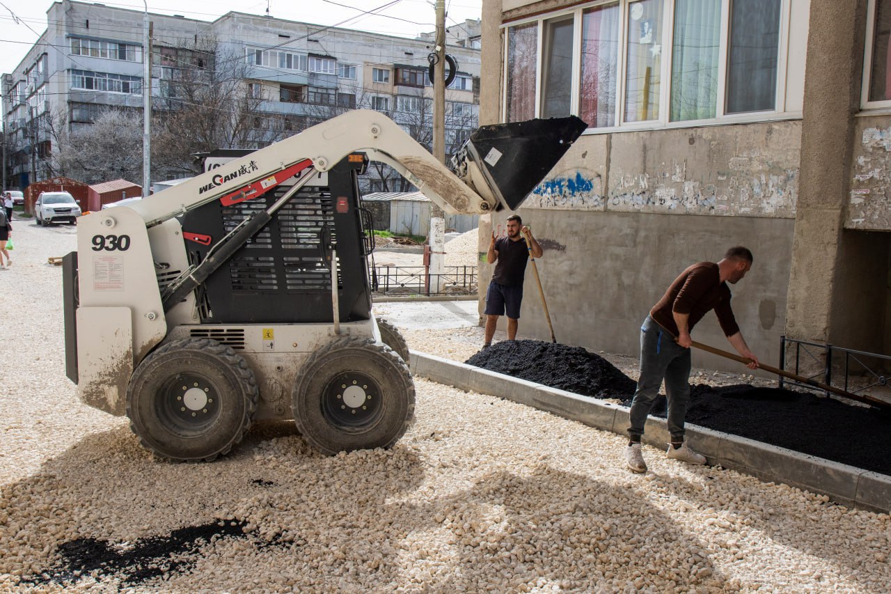 В Симферополе продолжают работы по благоустройству дворов - Лента новостей  Крыма