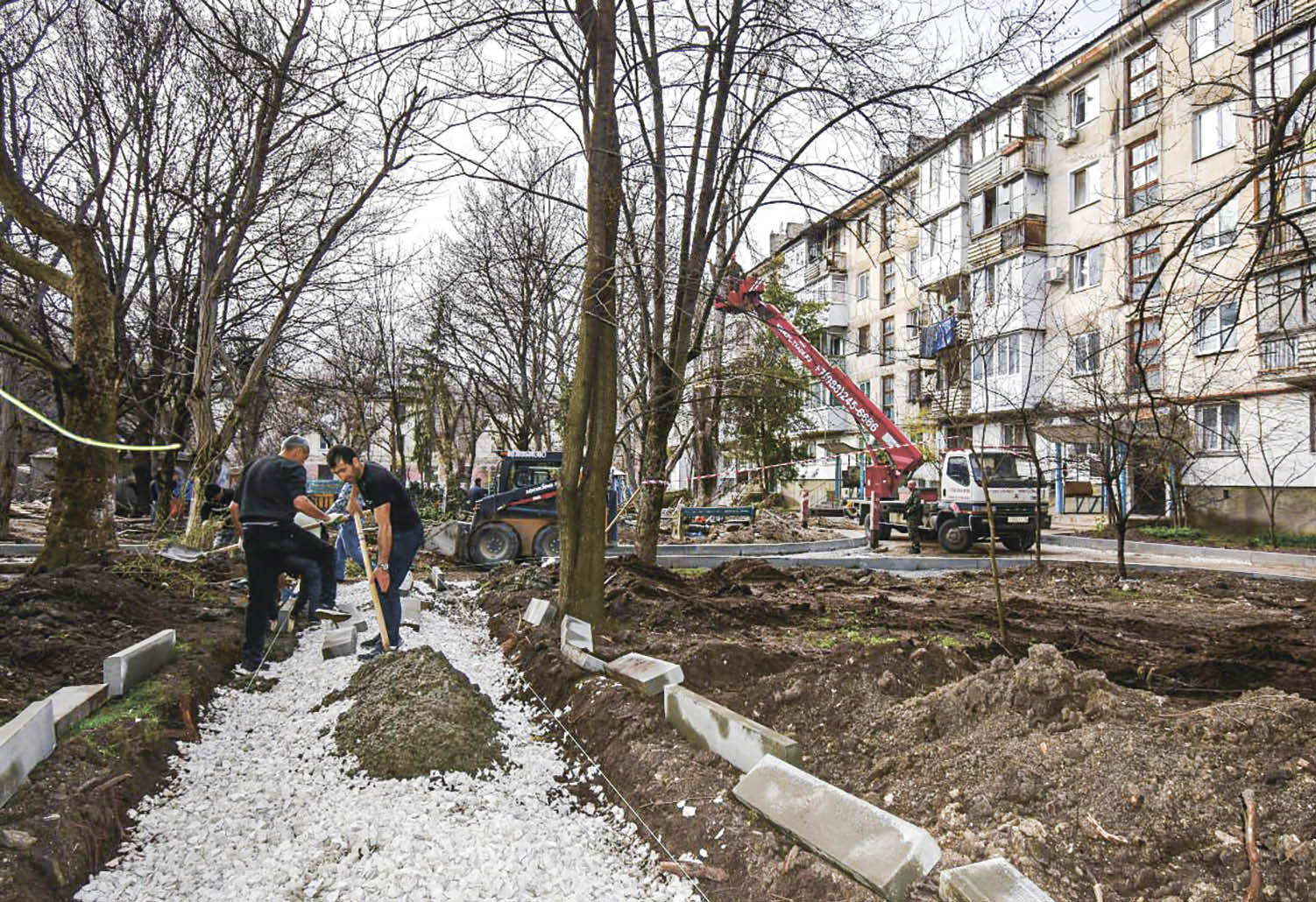 В Симферополе ремонтируют 10 дворовых территорий: на каком этапе работы -  Лента новостей Крыма