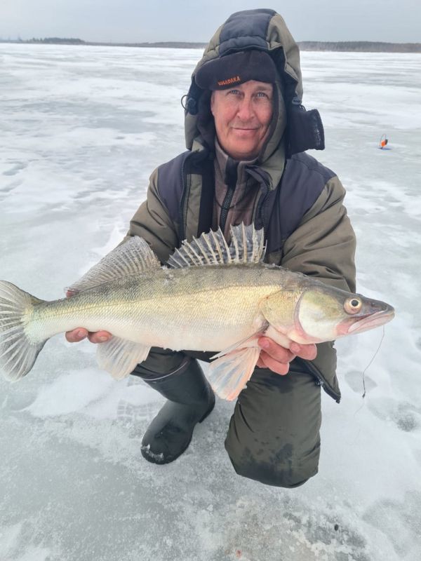 Рыбак поймал редкий улов в тюменском озере. Фото - Лента новостей Крыма