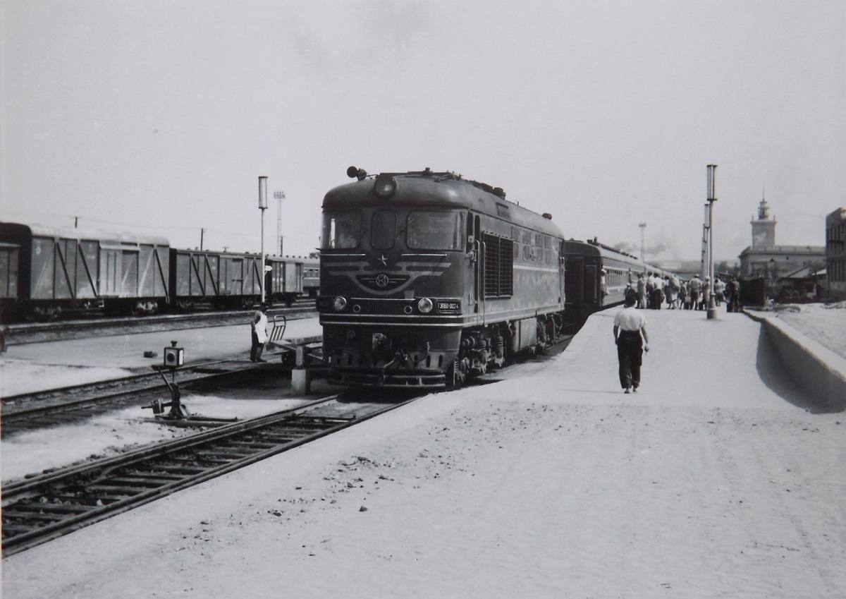 Тепловоз ТЭП60-0024 (ТЧ Мелитополь) на вокзале ст. Симферополь, Крым, 1962  год. Автор фото неизвестен - Лента новостей Крыма