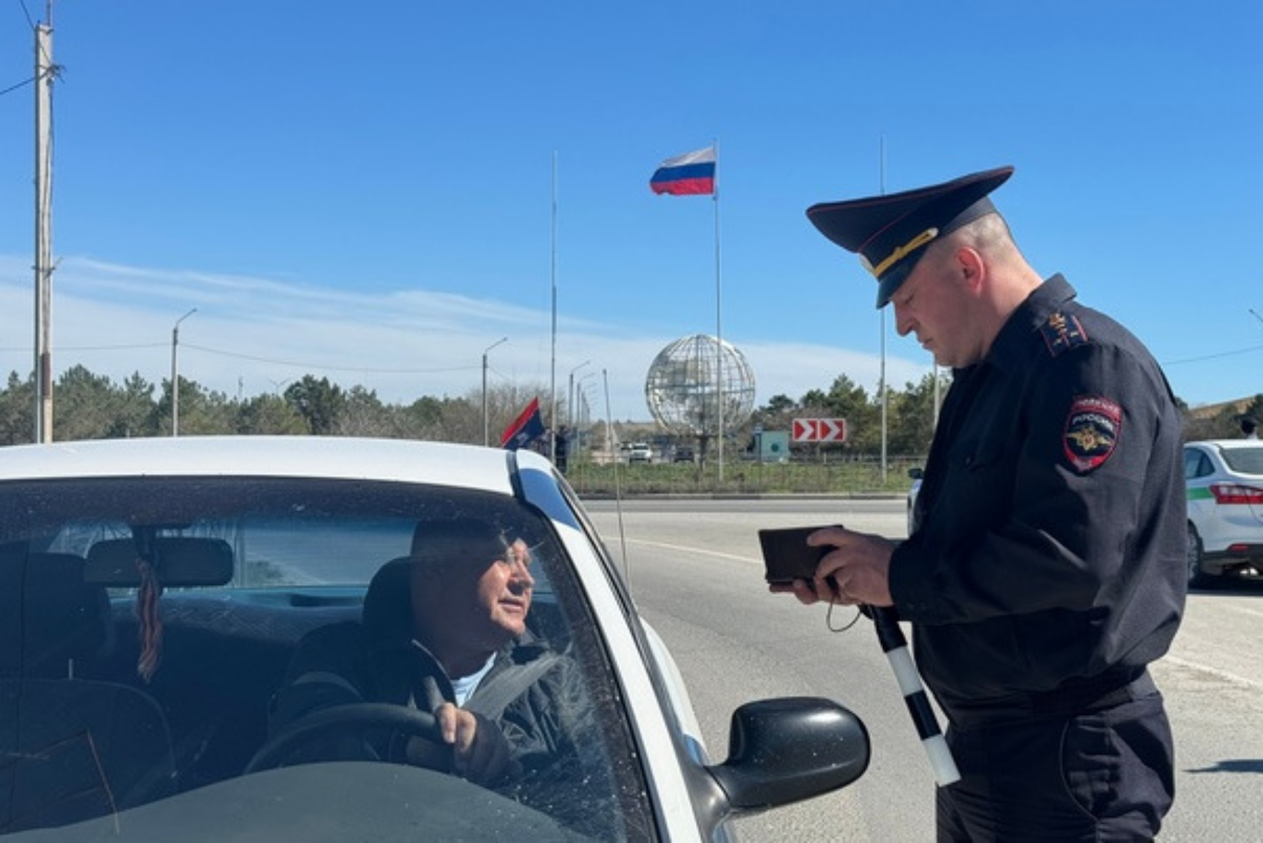 Сотрудники Госавтоинспекции Черноморского района вместе с представителями  Федеральной службы судебных приставов выехали на улицы поселка - Лента  новостей Крыма