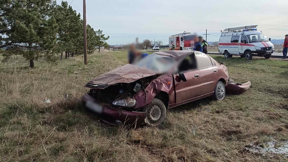 В Крыму Chevrolet Lanos врезался в дерево: пострадали два человека - Лента  новостей Крыма