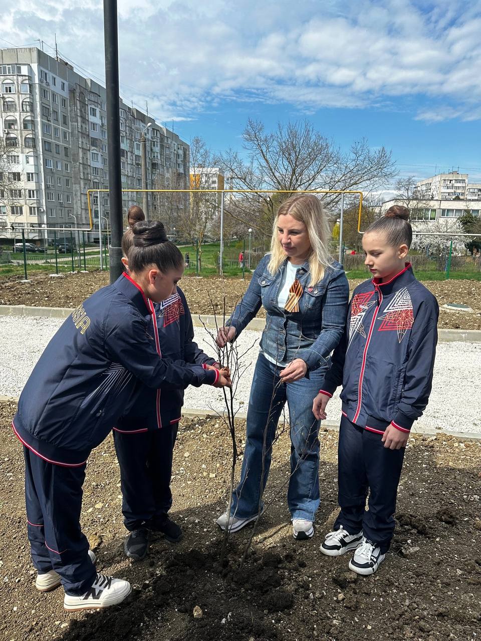 Ольга Торубарова: Вместе с Главой Администрации города-Героя Керчь  Святославом Анатольевичем Брусаковым разбили сад памяти героям Великой  Отечественной Войны на территории Школы Олимпийского Резерва п - Лента  новостей Крыма