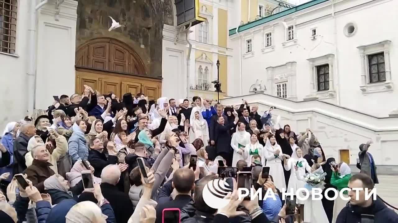 В праздник Благовещения Пресвятой Богородицы патриарх Кирилл по традиции  выпустил птиц - Лента новостей Крыма