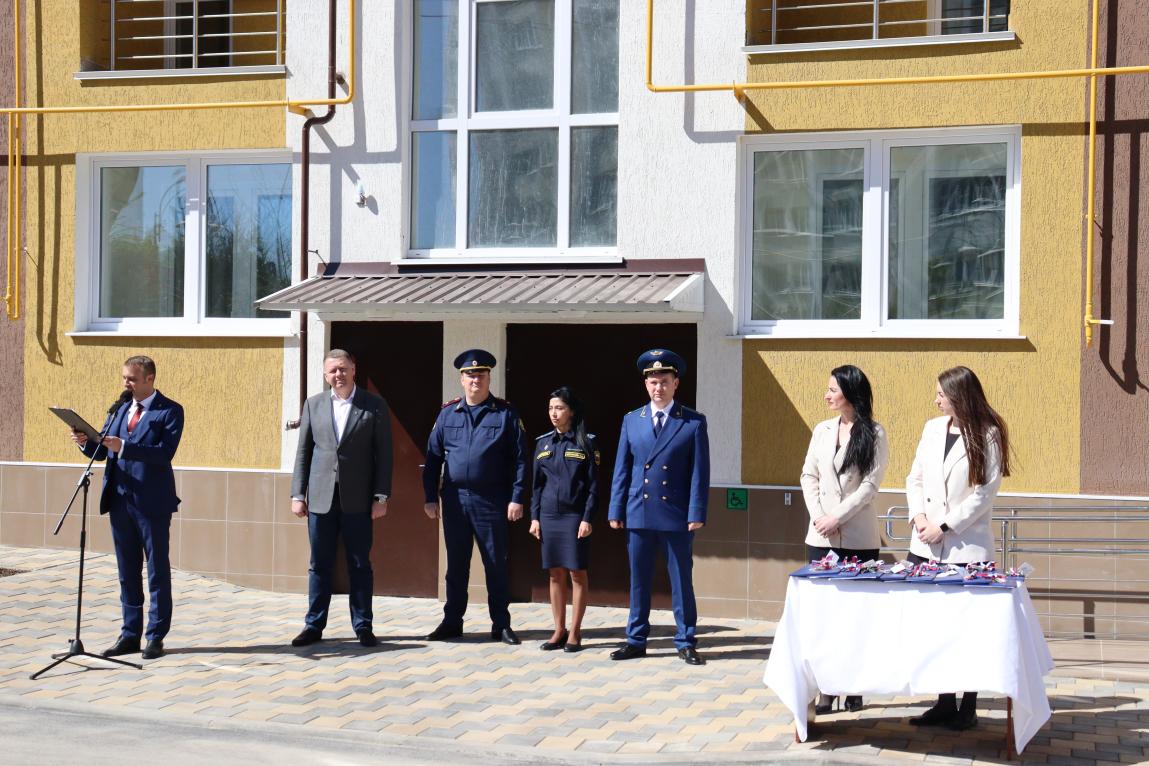 В Симферополе мерами прокурорского реагирования лицам из числа детей-сирот  вручены ключи от благоустроенных квартир в новом доме - Лента новостей Крыма