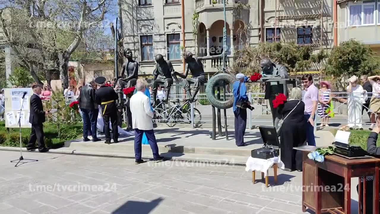 В Евпатории на набережной Терешковой торжественно открыли памятник писателю  Борису Балтеру и героям его повести «До свидания, мальчики» - Лента  новостей Крыма