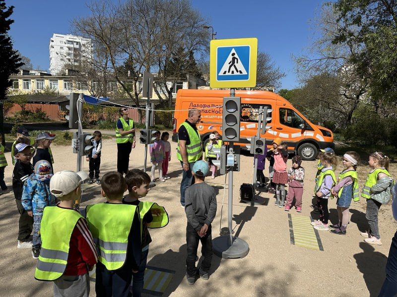 Госавтоинспекция Севастополя совместно с «Лабораторией безопасности ...