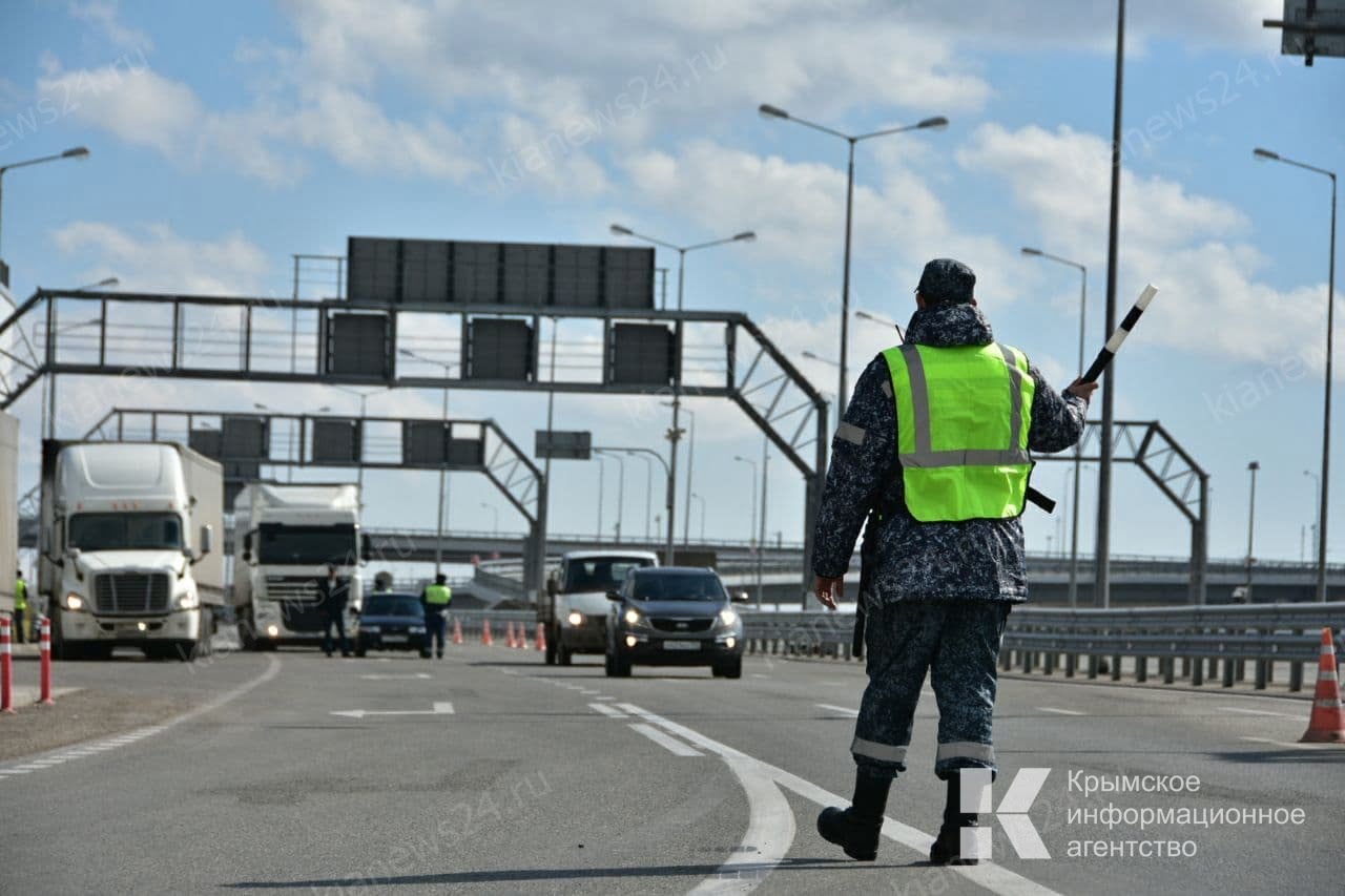 94 авто стоят в очереди на Крымский мост со стороны Тамани - Лента новостей  Крыма