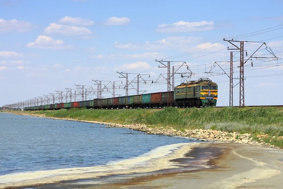 Электровоз ВЛ8М-903 (приписка ТЧ Кривой Рог) с грузовым поездом на перегоне  Сиваш - Солёное озеро, Крым, 2012 год - Лента новостей Крыма