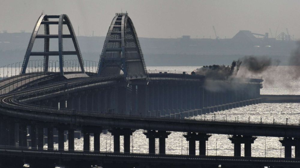 "Коммерсант": Крымский мост в 2022 году подорвали бомбой мощностью в 10 тонн тротила