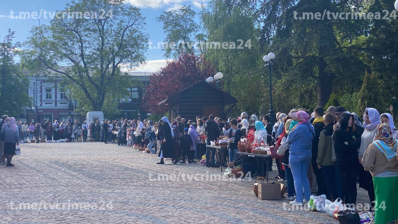 В крымские храмы продолжают приходить люди, чтобы освятить куличи и яйца -  Лента новостей Крыма