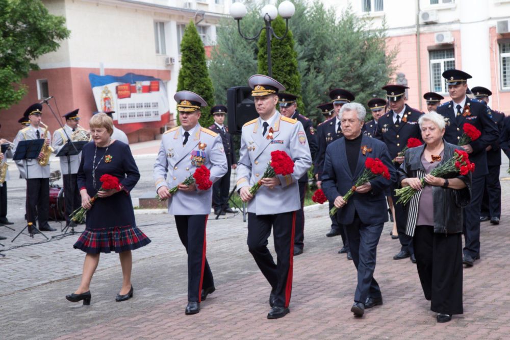 Сегодня, 9 мая, Министр внутренних дел по Республике Крым генерал ...
