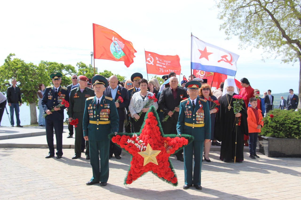 праздник. #память. Город-герой Керчь сегодня празднует День Победы! В  течение всего дня жители идут на гору Митридат и возлагают цветы к Обелиску  Славы. Многие с портретами своих родных - героев, вое -