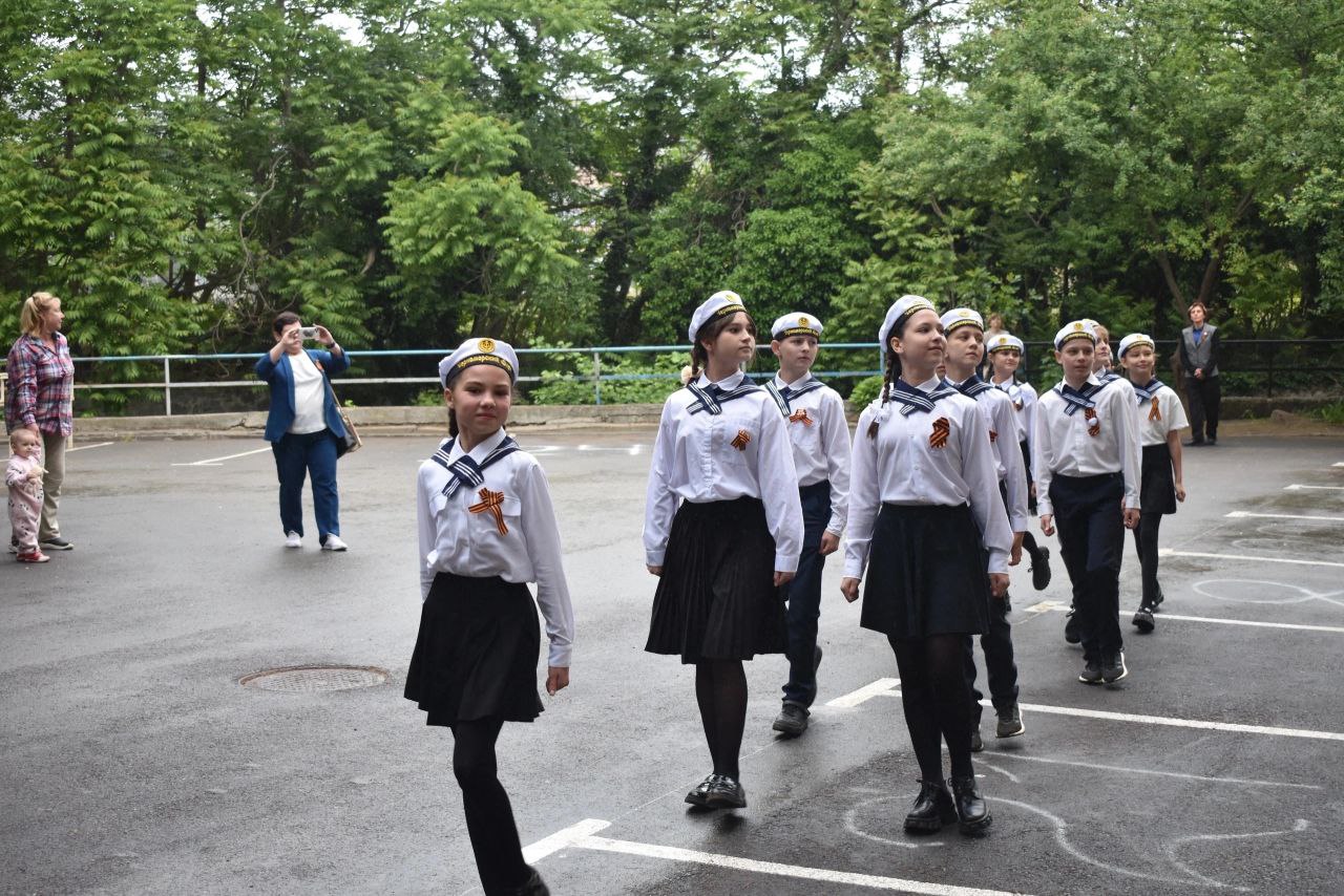 ПАРАД У ДОМА ВЕТЕРАНА. Молодёжь Алушты поздравила ветеранов Великой  Отечественной войны с Днем Победы! Вручали памятные... - Лента новостей  Крыма