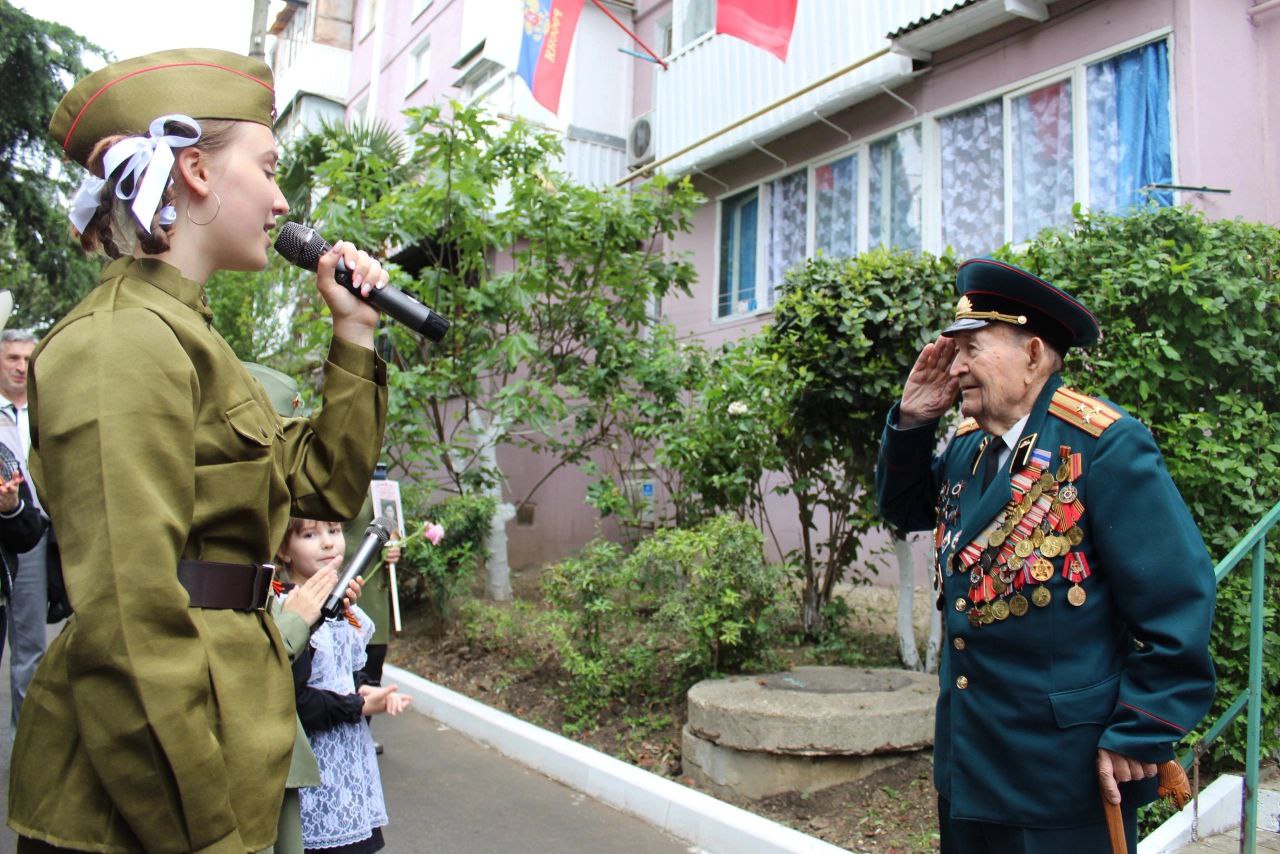 ПАРАД У ДОМА ВЕТЕРАНА. Молодёжь Алушты поздравила ветеранов Великой  Отечественной войны с Днем Победы! Вручали памятные... - Лента новостей  Крыма