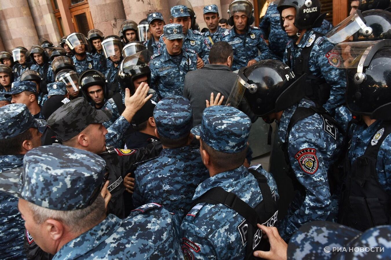 Полиция в Эчмиадзине задержала потенциальных протестующих перед визитом  Пашиняна - Лента новостей Крыма