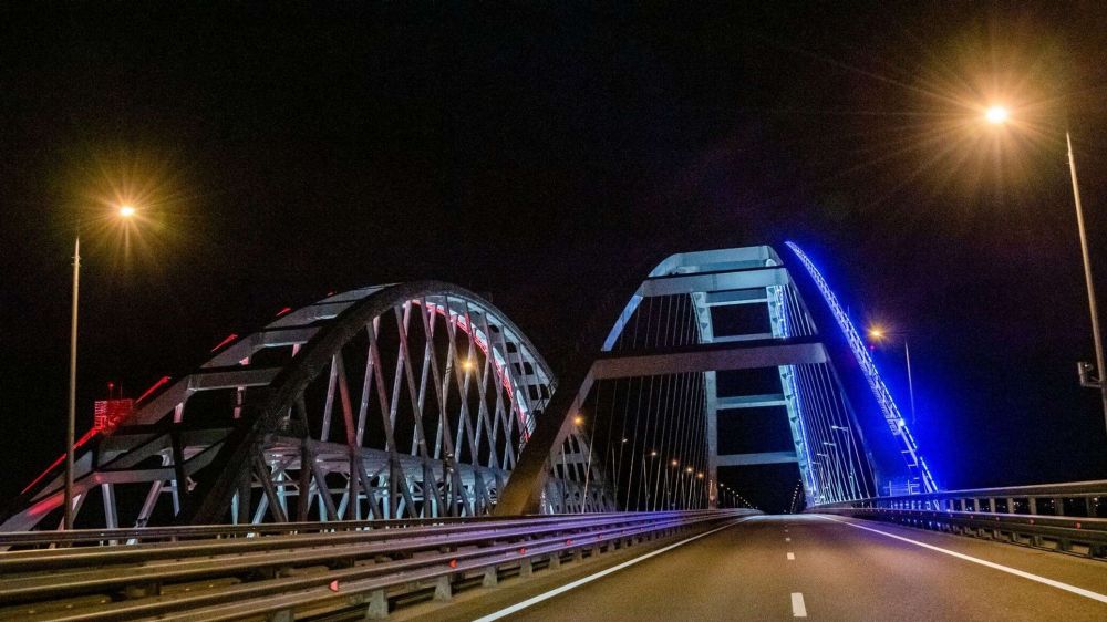 Проезда по Крымскому мосту после приостановки движения ждут 60 машин из Тамани