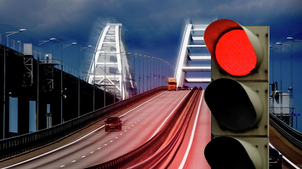 Движение транспорта по Крымскому мосту приостановлено