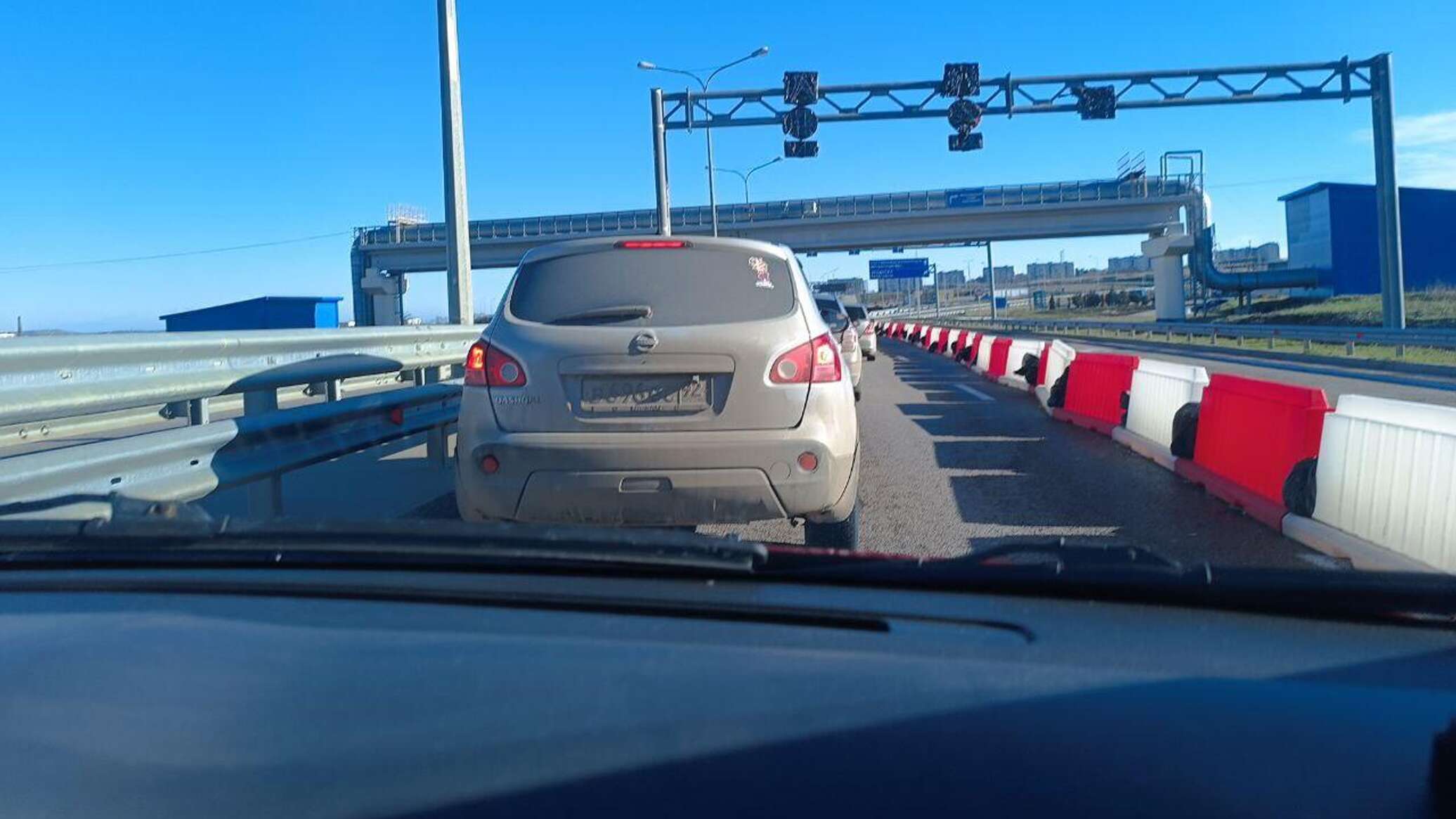 Движение автотранспорта по Крымскому мосту временно перекрыто второй раз за  ночь - Лента новостей Крыма