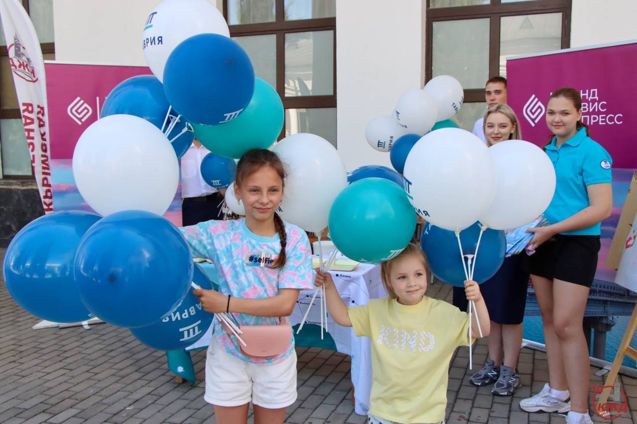 Праздник детства!. Ярко, красочно, с песнями и подарками - так поздравили  маленьких пассажиров с Днём защиты детей на железнодорожном вокзале  Симферополя - Лента новостей Крыма