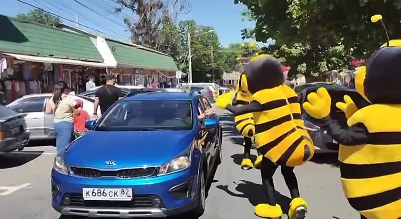 По Симферополю в честь Дня города гуляют танцующие пчёлы - Лента новостей  Крыма