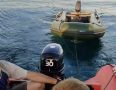 У берегов Крыма застряла лодка с четырьмя людьми