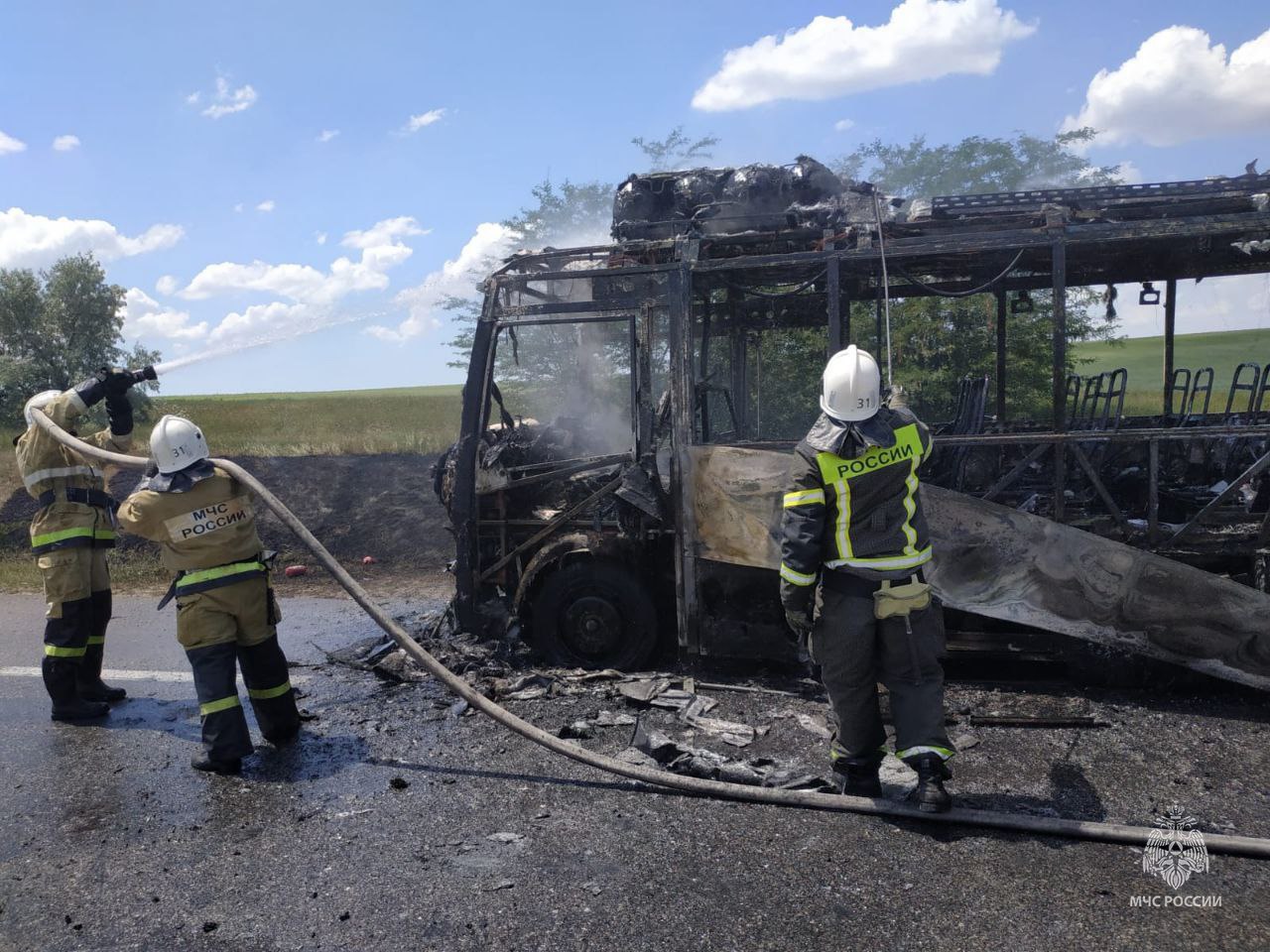 В районе пгт Гвардейское потушили загоревшийся автобус - Лента новостей  Крыма