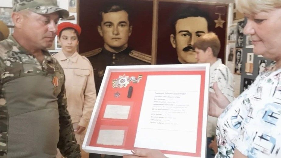 Медальон солдата, найденный в каменоломнях в Крыму, передали семье в Запорожскую область