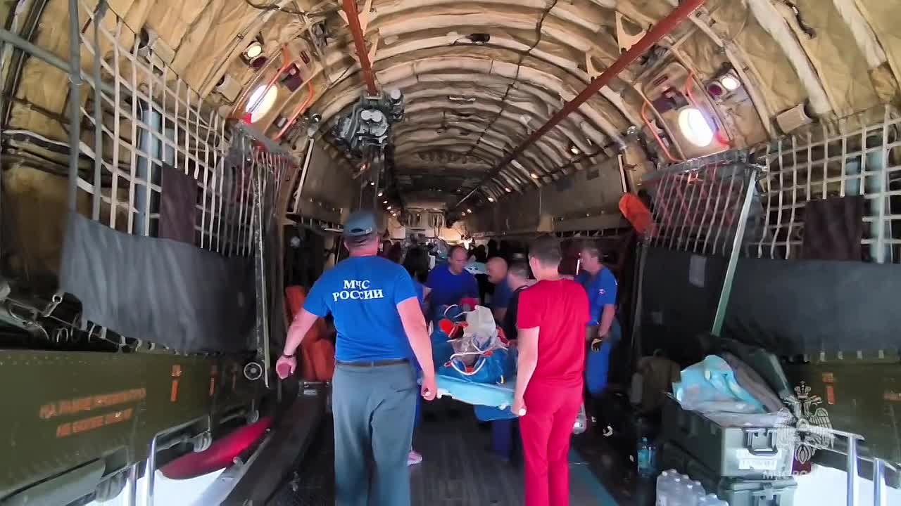 Самолет Ил-76 МЧС России доставит в Москву 22 человека из Севастополя,  среди которых 12 детей, пострадавших после атаки ВСУ - Лента новостей Крыма