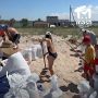 Местные своими силами укрепляют пляж в Оленевке для защиты от атак ВСУ