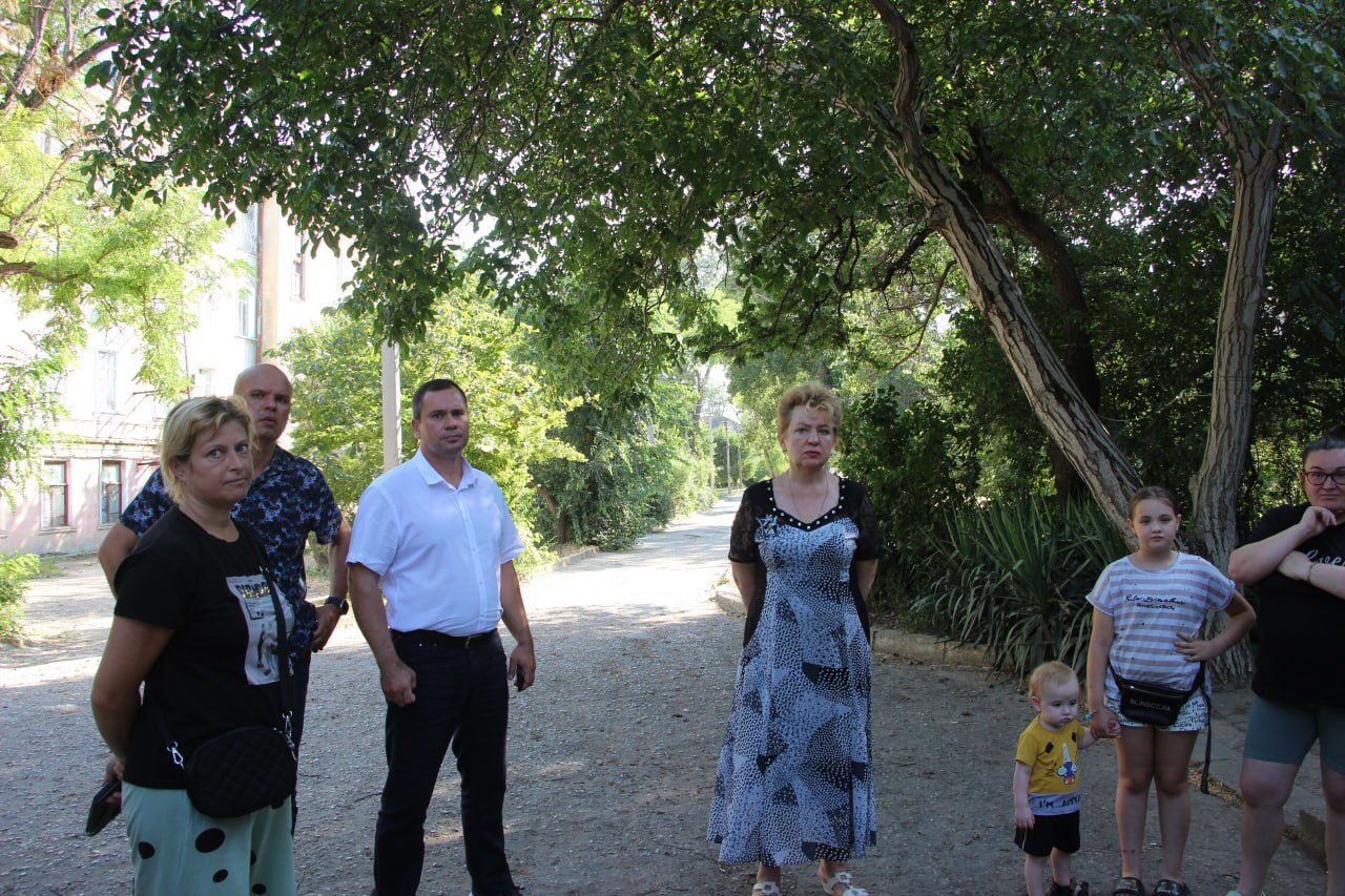 в_диалоге_с_керчанами. Руководство администрации города продолжает выездные  встречи с керчанами. Во встрече с жителями ул. лавы, 11 принял участие и. .  лавы администрации Олег КАТОРГИН - Лента новостей Крыма