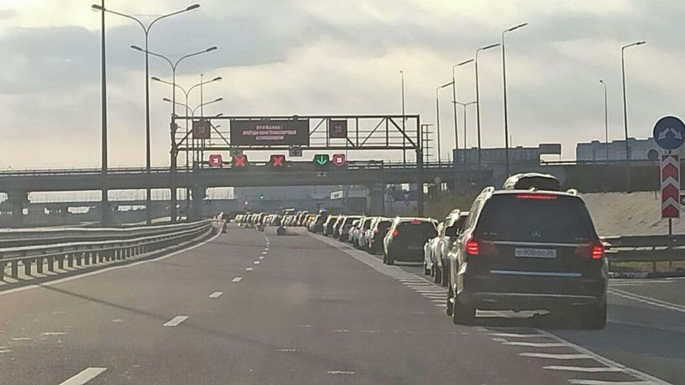 На Крымском мосту в очереди стоят 670 автомобилей