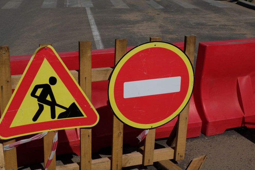 Перекрытие дороги. Дорога перекрыта. Перекрытие движения. Подпёрли машину на парковке. Перегородил дорогу что делать.