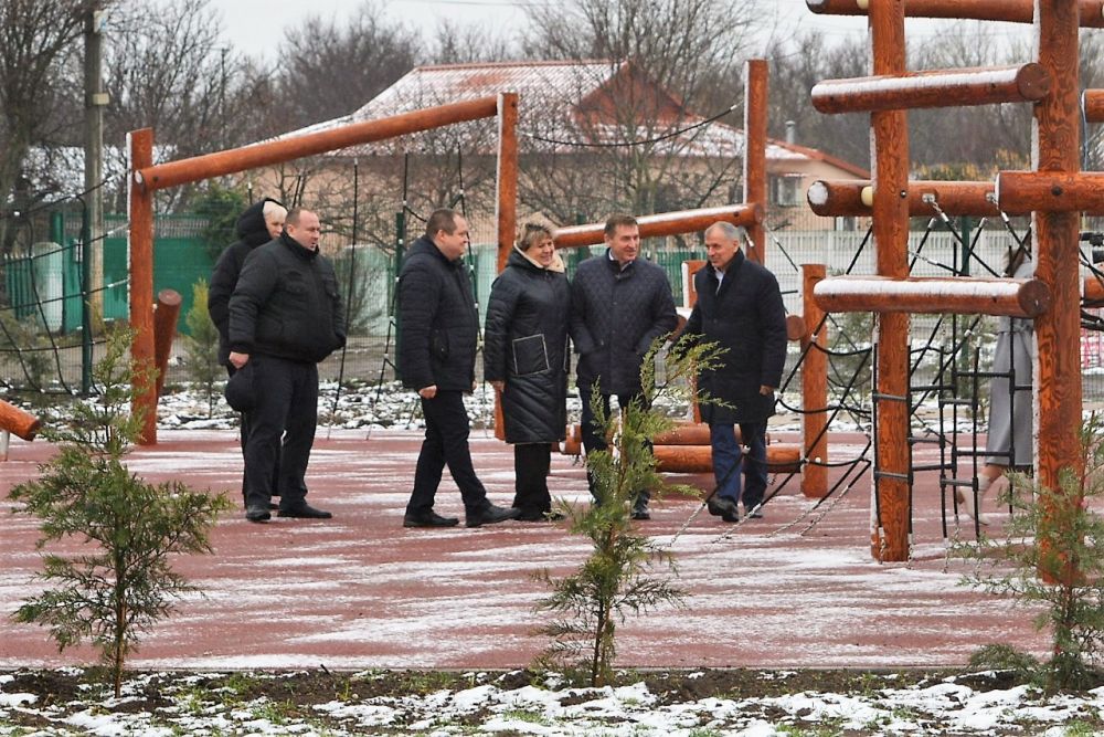 Владимир Константинов и Юрий Гоцанюк посетили новый Дом культуры в с. Гришино Владимир Константинов и Юрий Гоцанюк посетили новый Дом культуры в с. Гришино
