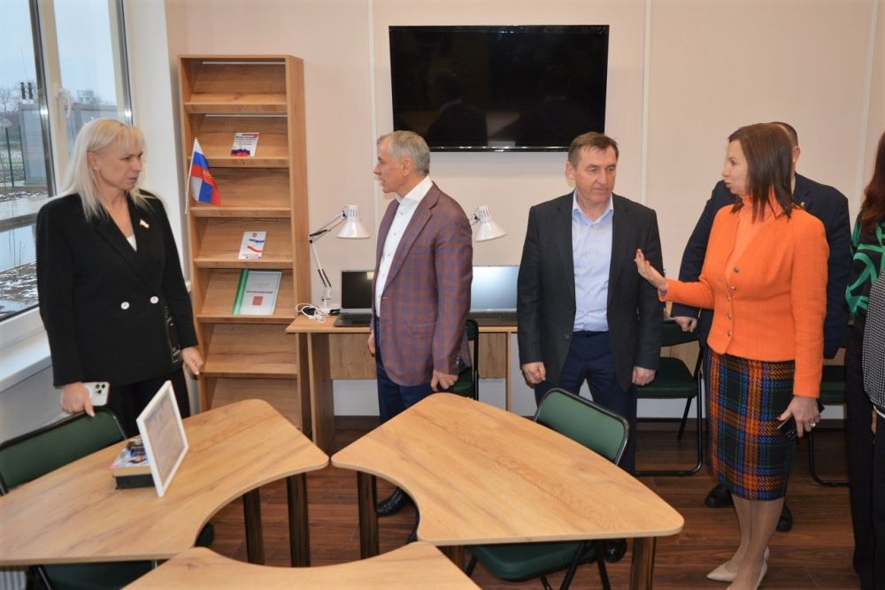 Владимир Константинов и Юрий Гоцанюк посетили новый Дом культуры в с. Гришино Владимир Константинов и Юрий Гоцанюк посетили новый Дом культуры в с. Гришино