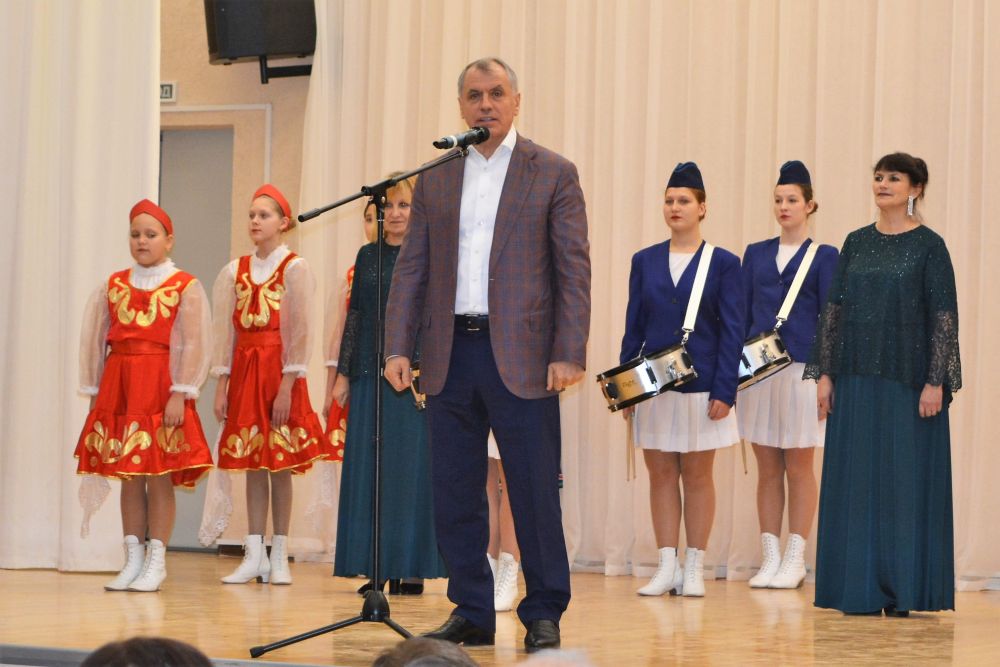 Владимир Константинов и Юрий Гоцанюк посетили новый Дом культуры в с. Гришино Владимир Константинов и Юрий Гоцанюк посетили новый Дом культуры в с. Гришино