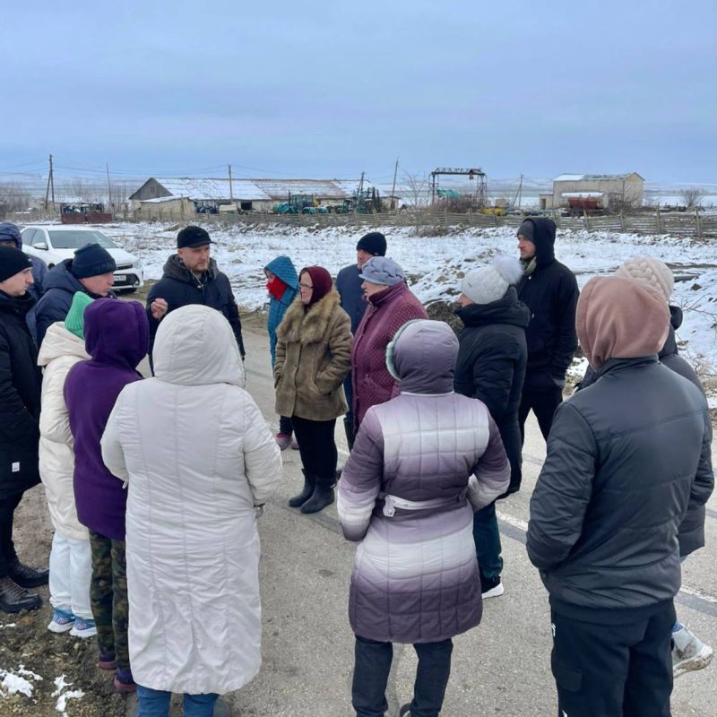 В наш адрес поступило множество обращений по поводу проведения работ Белогорским филиалом предприятия «Вода Крыма» по подключению водопровода села Пруды Кировского района к водопроводу села Хлебное Белогорского района