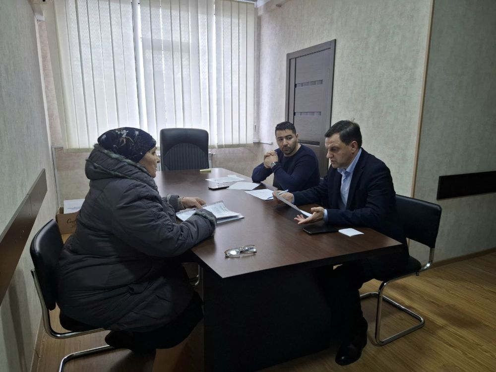 Председатель Государственного комитета по делам межнациональных отношений Республики Крым Руслан Якубов провел плановый прием граждан