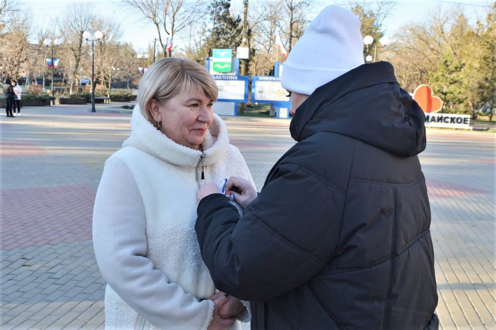 На главном флагштоке Первомайского района подняли Государственный флаг Республики Крым На главном флагштоке Первомайского района подняли Государственный флаг Республики Крым