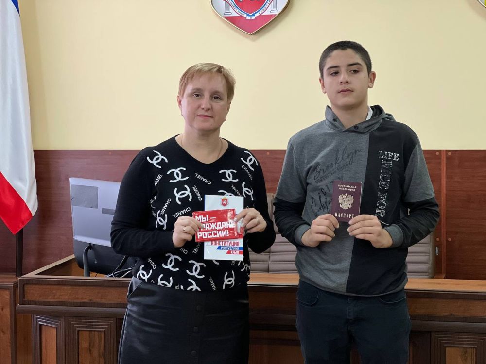 Жанна Хмур вручила паспорта юным жителям города Жанна Хмур вручила паспорта юным жителям города