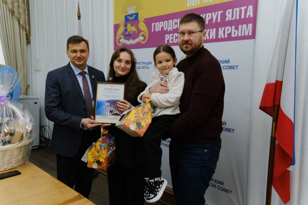Константин Шимановский: Подведены итоги новогодних фотоконкурсов «Новый год в Ялте» на лучшее новогоднее фото и на лучшую фотографию новогоднего оформления квартиры, частного или многоквартирного дома!Конкурсы проводились...