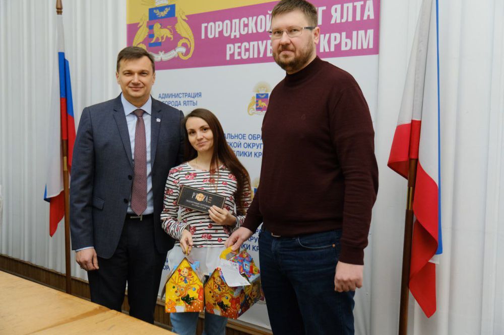 Константин Шимановский: Подведены итоги новогодних фотоконкурсов «Новый год в Ялте» на лучшее новогоднее фото и на лучшую фотографию новогоднего оформления квартиры, частного или многоквартирного дома!Конкурсы проводились...