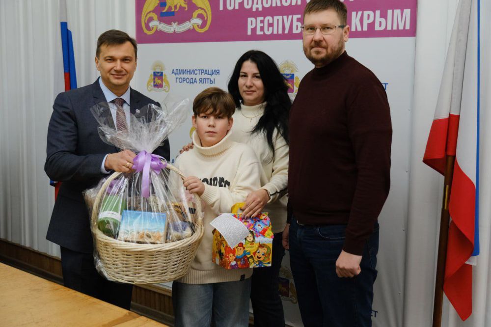 Константин Шимановский: Подведены итоги новогодних фотоконкурсов «Новый год в Ялте» на лучшее новогоднее фото и на лучшую фотографию новогоднего оформления квартиры, частного или многоквартирного дома!Конкурсы проводились...