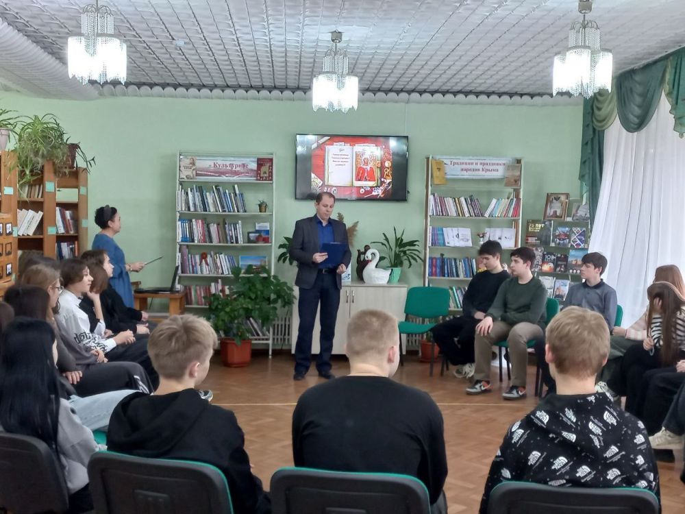 Раздольненский районный отдел ЗАГС проводил час общения «История празднования Дня студента» для читателей юношеской кафедры Раздольненской центральной районной библиотеки им. А.И