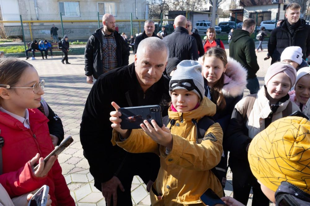 Сергей Аксёнов: Приоритет в проведении благоустройства дворов многоквартирных домов – это ремонт внутридворовых и междворовых проездов, тротуаров и организация в максимальном объеме уличного освещения