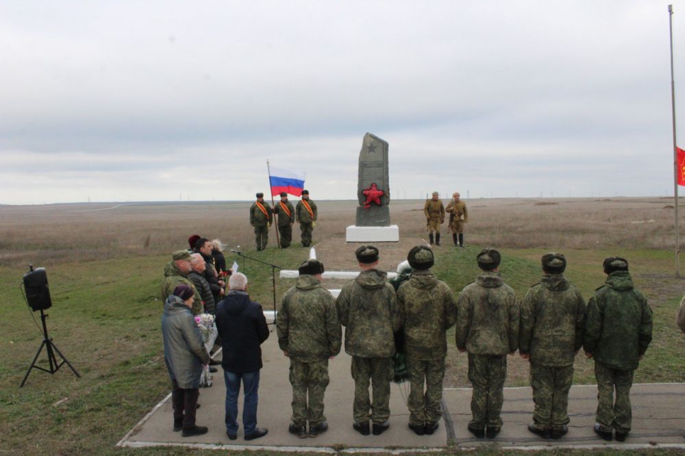 У Памятного знака на Ак-Монайском перешейке прошло памятное мероприятие У Памятного знака на Ак-Монайском перешейке прошло памятное мероприятие