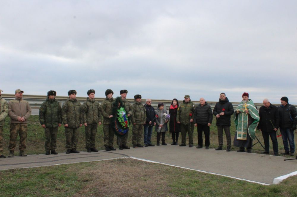 У Памятного знака на Ак-Монайском перешейке прошло памятное мероприятие У Памятного знака на Ак-Монайском перешейке прошло памятное мероприятие