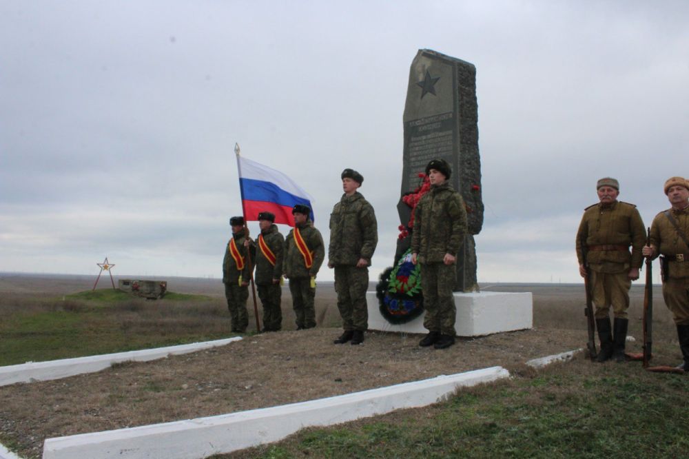 У Памятного знака на Ак-Монайском перешейке прошло памятное мероприятие У Памятного знака на Ак-Монайском перешейке прошло памятное мероприятие
